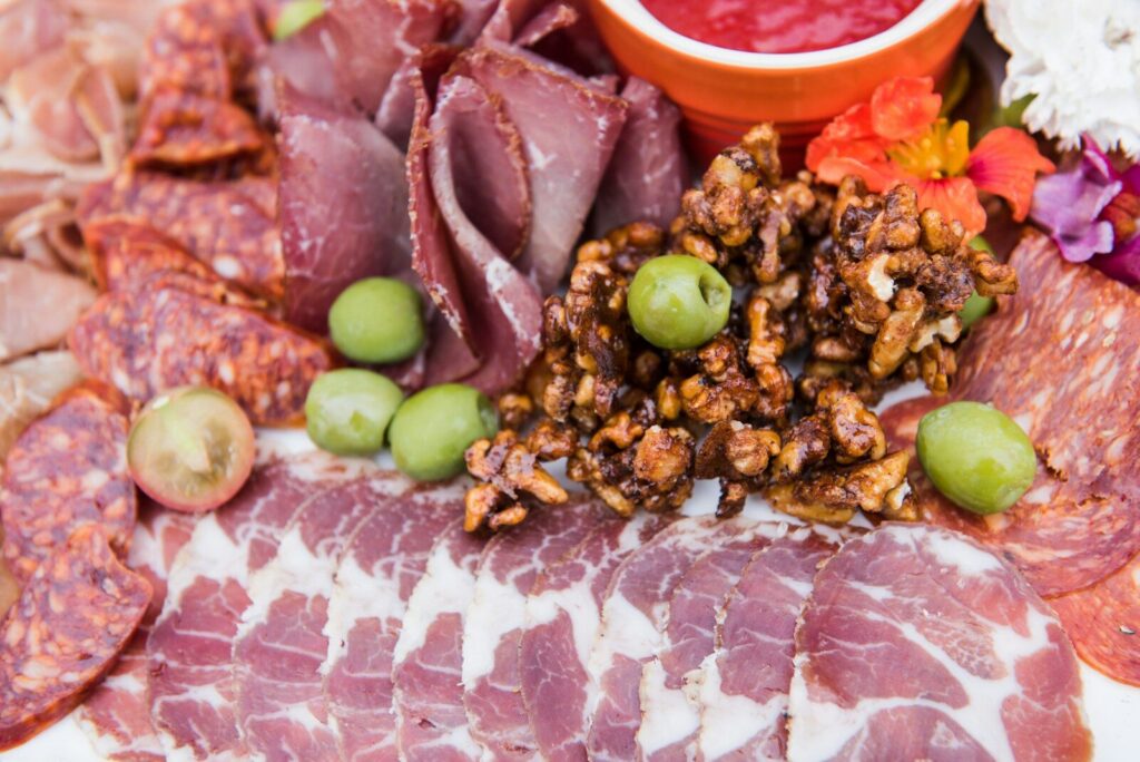 raw meat with green peas and sliced of lemon